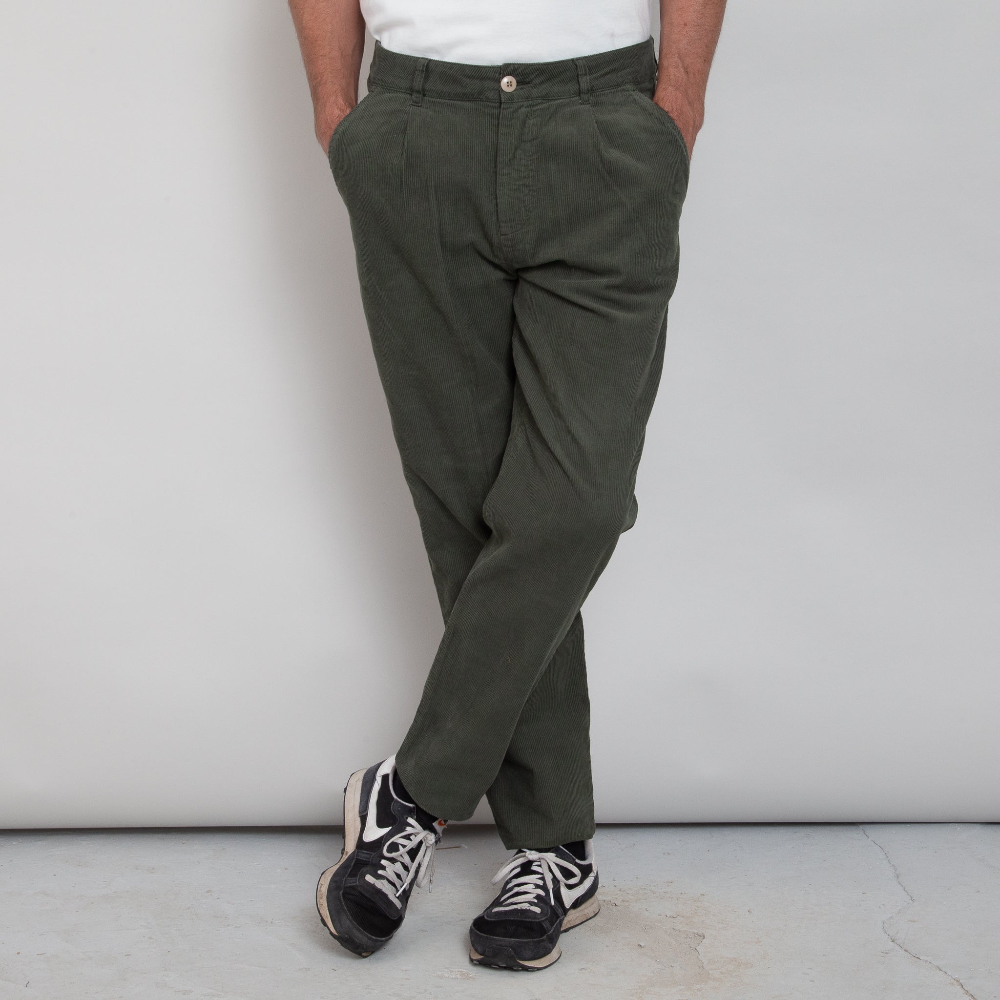 Sounder Golf | Sounder Golf | Trousers | Strider Cord in Olive | Trousers & Shorts