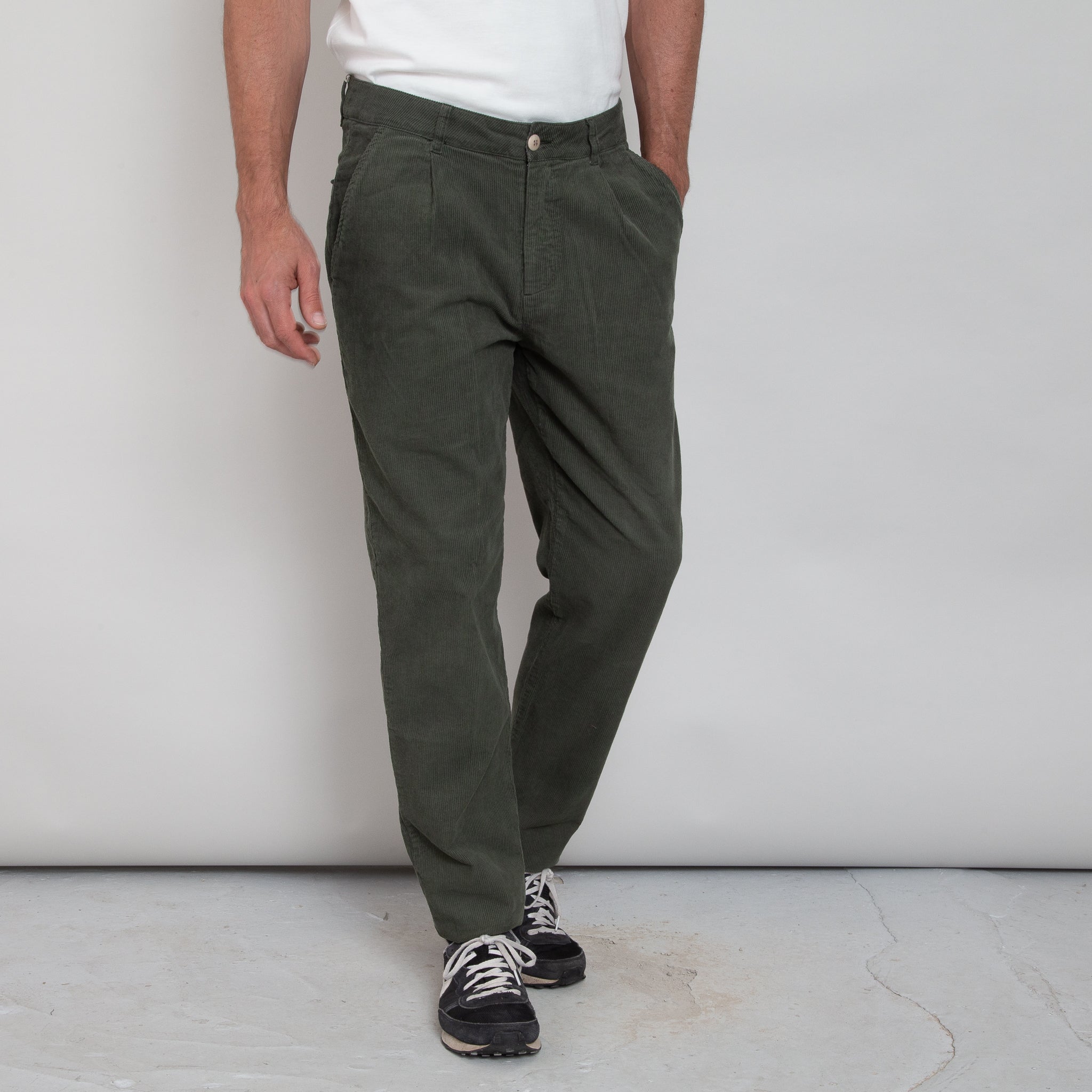 Sounder Golf | Sounder Golf | Trousers | Strider Cord in Olive | Trousers & Shorts
